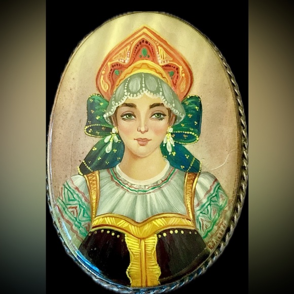 Vintage Hand Painted MOP Mother of Pearl Russian Lady Portrait Silver Brooch Pin - Picture 1 of 6
